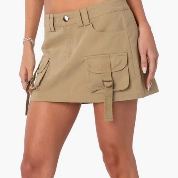 EDIKTED Janelle Low Rise Cotton Cargo Miniskirt in Beige a
New 32”w X 12” L - Picture 14 of 14